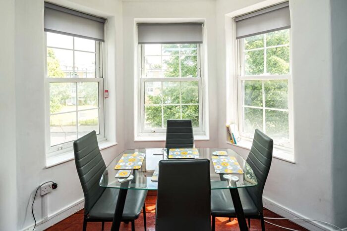 3 Bedroom Flat To Rent In Loughborough Road, London, SW9