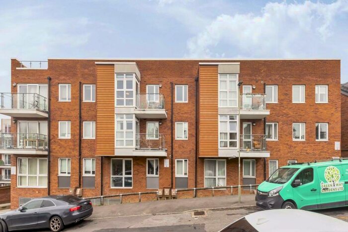 2 Bedroom Flat To Rent In Lankaster Gardens, London, N2