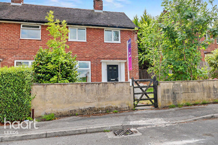 2 Bedroom Semi Detached House For Sale In Newhall Garth, Leeds, LS10