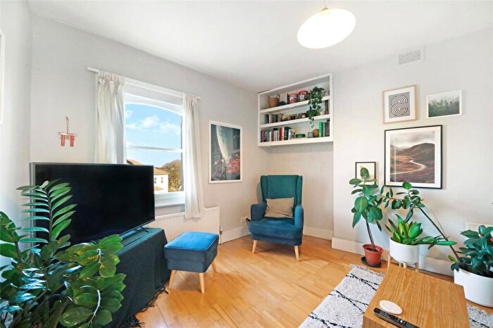 2 Bedroom Apartment For Sale In Brecknock Road, London, N19