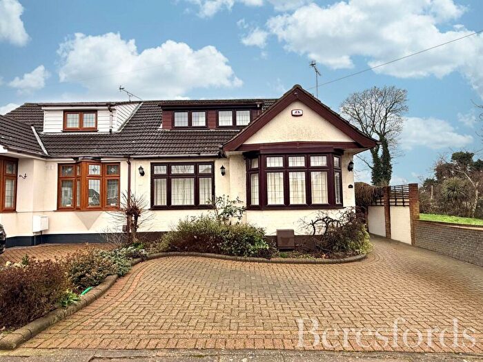 3 Bedroom Bungalow For Sale In Woodhall Crescent, Hornchurch, RM11