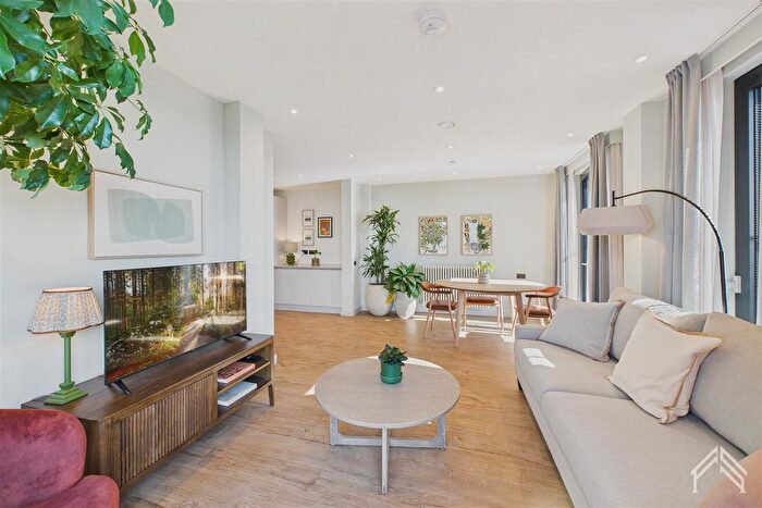 2 Bedroom Flat To Rent In Selborne Road, London, E17