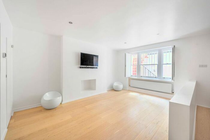 2 Bedroom Flat To Rent In Kensington Garden Square, Bayswater, London, W2