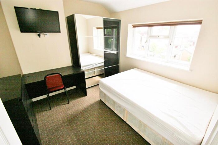 3 Bedroom Semi-Detached House To Rent In St. Michaels Lane, Headingley, LS6