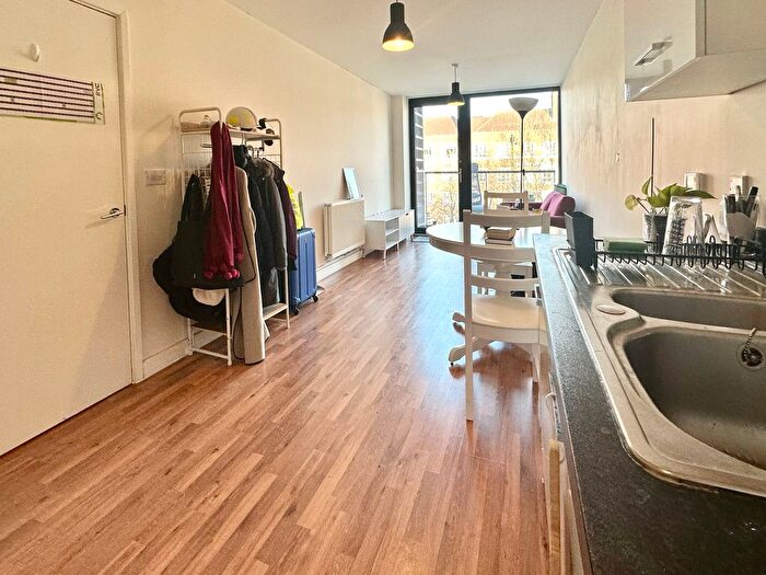 2 Bedroom Flat To Rent In Bloemfontein Road, London, W12