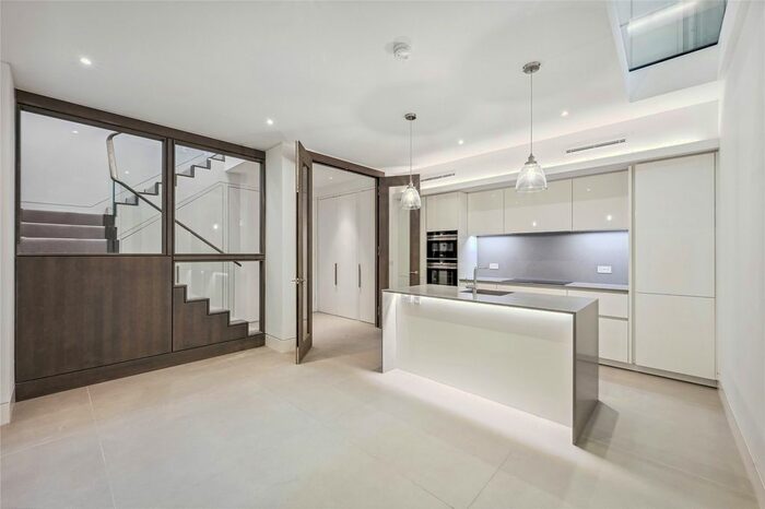3 Bedroom Mews To Rent In Cadogan Lane, Knightsbridge, SW1X