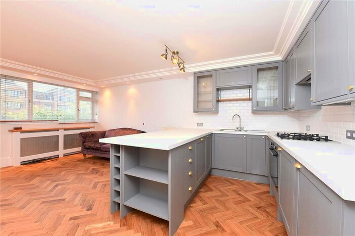 3 Bedroom Flat To Rent In Chalford Court, - Putney Hill, London, SW15