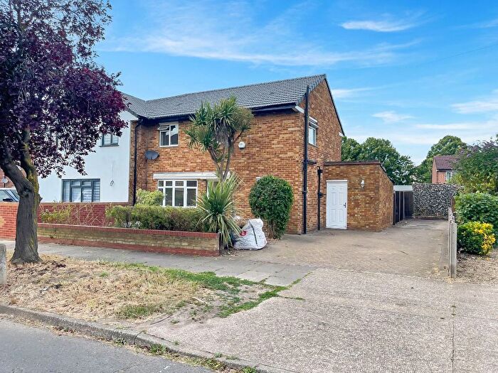 4 Bedroom Semi-Detached House To Rent In Heather Lane, West Drayton, UB7