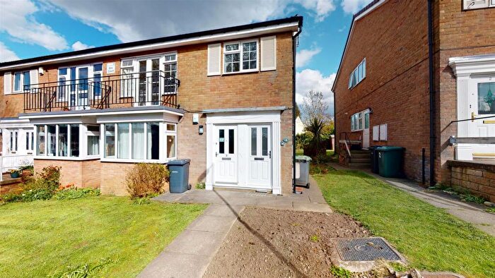 2 Bedroom Flat For Sale In Elm Court, Brackenwood Close, Ilkley, LS29