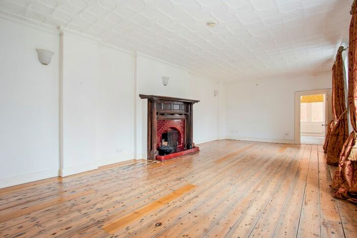 4 Bedroom Flat To Rent In Clifden Road, Brentford TW8