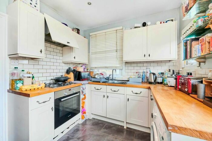2 Bedroom Flat To Rent In Glasford Street, London, SW17