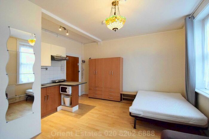 Studio To Rent In Station Road, London, NW4