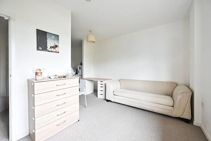 1 Bedroom Flat To Rent In Bromyard Avenue, Acton, London, W3