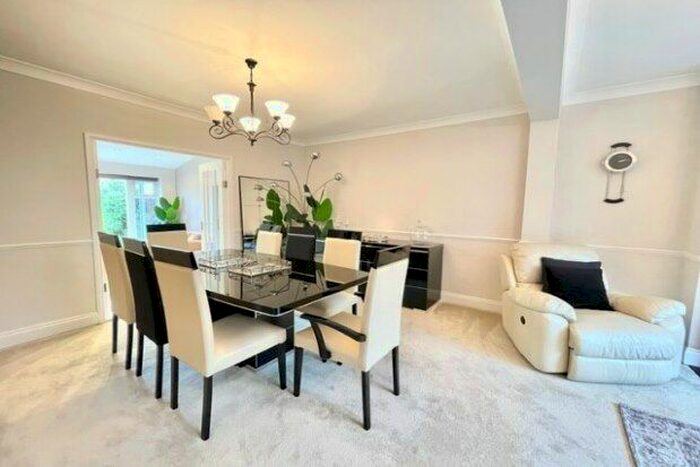 3 Bedroom Semi-Detached House To Rent In Roman Road, London, E6