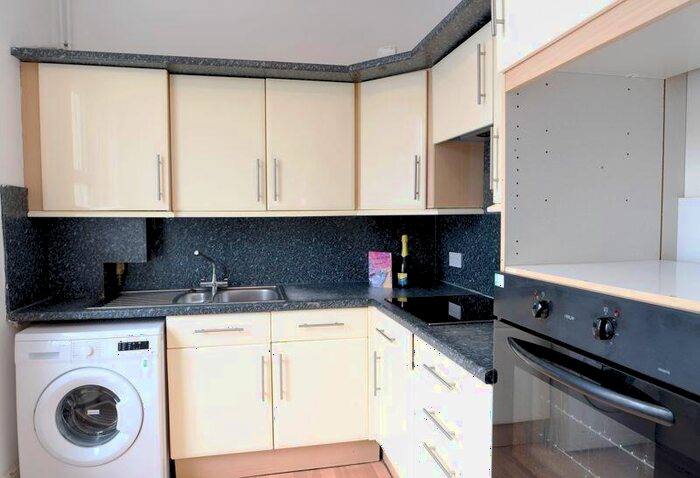 3 Bedroom Flat To Rent In Lewes Road, Brighton, BN2