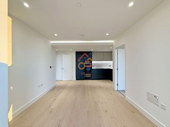 2 Bedroom Flat To Rent In Harcourt Tower, Marsh Wall, London, E14