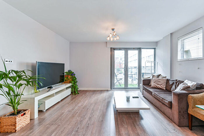 2 Bedroom Flat To Rent In Britannia Walk, Islington, London, N1