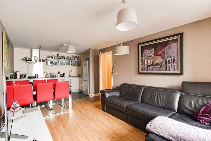 2 Bedroom Flat To Rent In Garnet House, Central Milton Keynes, MK9