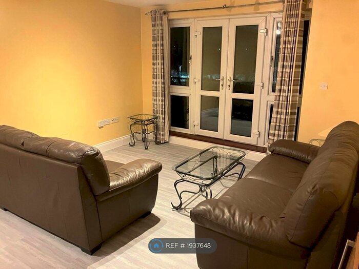 2 Bedroom Flat To Rent In Luscinia View, Reading, RG1