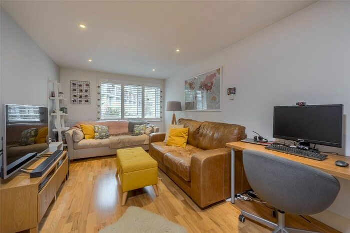 1 Bedroom Flat To Rent In Lavender Square, Stockwell, SW9