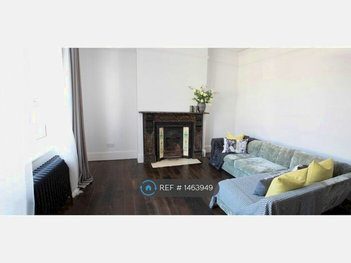 3 Bedroom Flat To Rent In Leytonstone, London, E11