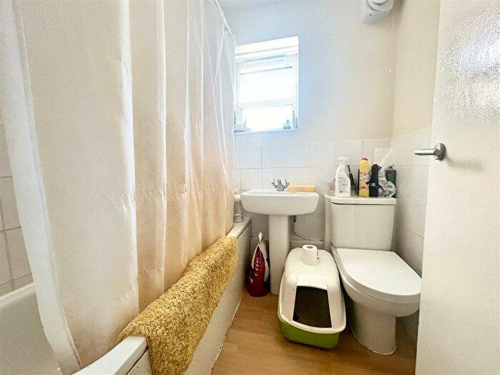 2 Bedroom Apartment To Rent In Potters Field, Harlow, CM17