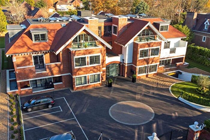 3 Bedroom Flat To Rent In Penn Road, Beaconsfield, Buckinghamshire, HP9