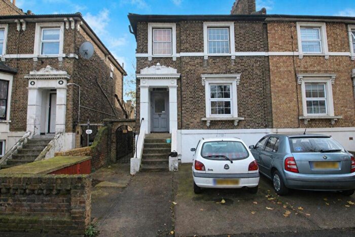 1 Bedroom Flat To Rent In Park Avenue Ilford, IG1