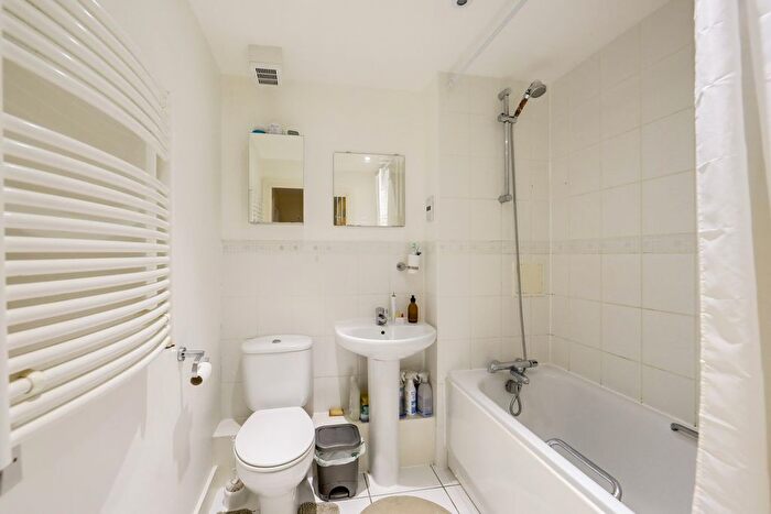 1 Bedroom Flat For Sale In Kingswood Court, Hither Green, London, SE13