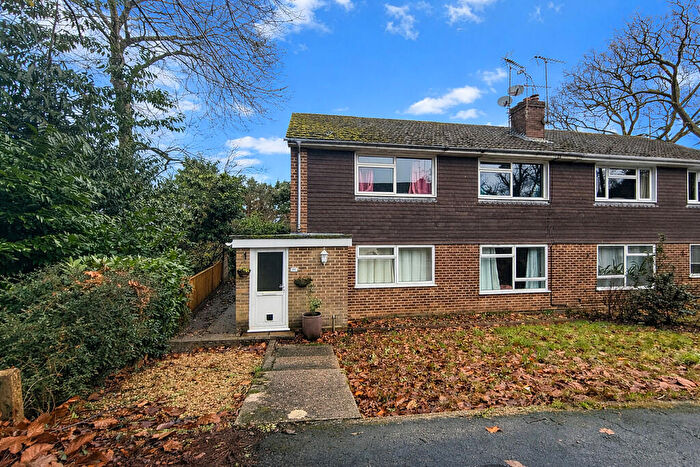 2 Bedroom Maisonette To Rent In Fairview Close, Hythe, SO45