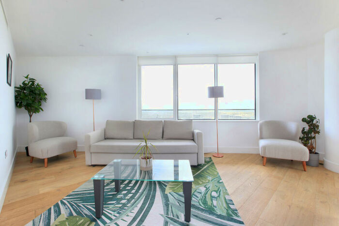2 Bedroom Flat To Rent In Lombard Wharf, Battersea, London, SW11