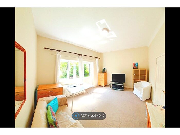 2 Bedroom Flat To Rent In Darlaston Road, London, SW19