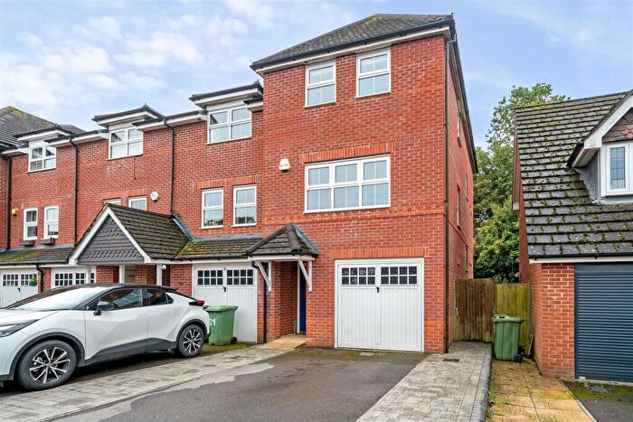 3 Bedroom End Of Terrace House For Sale In Forfield Drive, Beggarwood, RG22