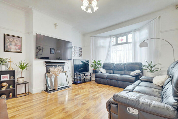3 Bedroom Terraced House For Sale In Fairfax Drive, Westcliff-on-sea, SS0
