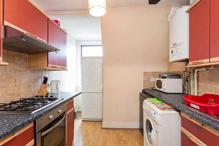 3 Bedroom Flat To Rent In Tooting High Street, Tooting Broadway, London, SW17