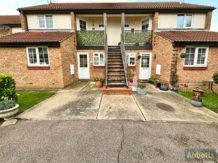 1 Bedroom Flat For Sale In Moat Rise, Rayleigh, Essex, SS6