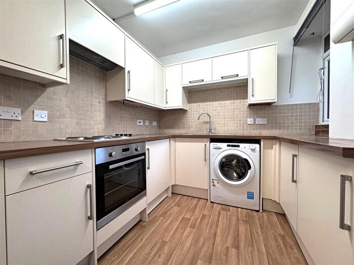 2 Bedroom Flat To Rent In High Street, Lee-On-The-Solent, PO13