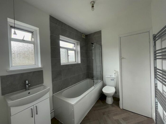 2 Bedroom Flat To Rent In The Brent, Dartford, Kent, DA1