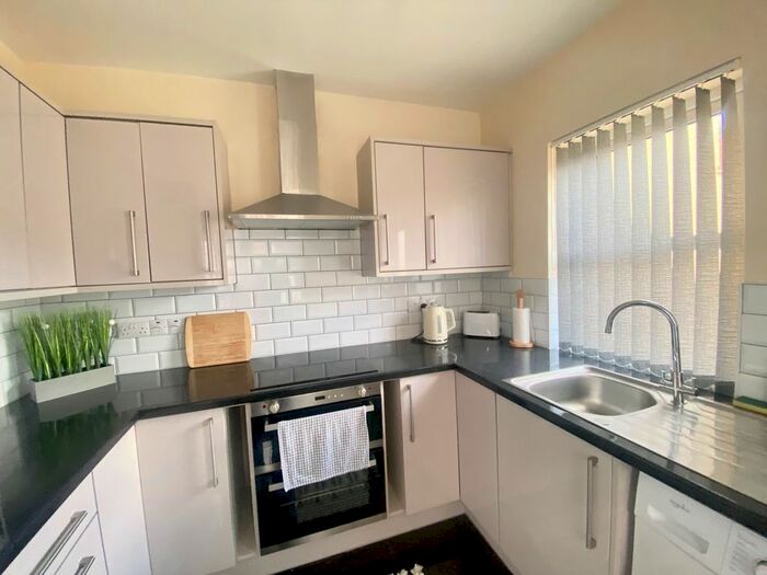 2 Bedroom Flat To Rent In Beach Street, Swansea, SA1