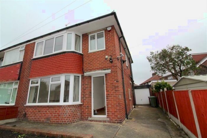 3 Bedroom Semi-Detached House To Rent In Chatsworth Avenue, Pudsey, Leeds, LS28