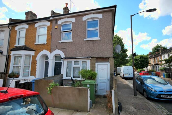 2 Bedroom Flat To Rent In Crewys Road Peckham, SE15