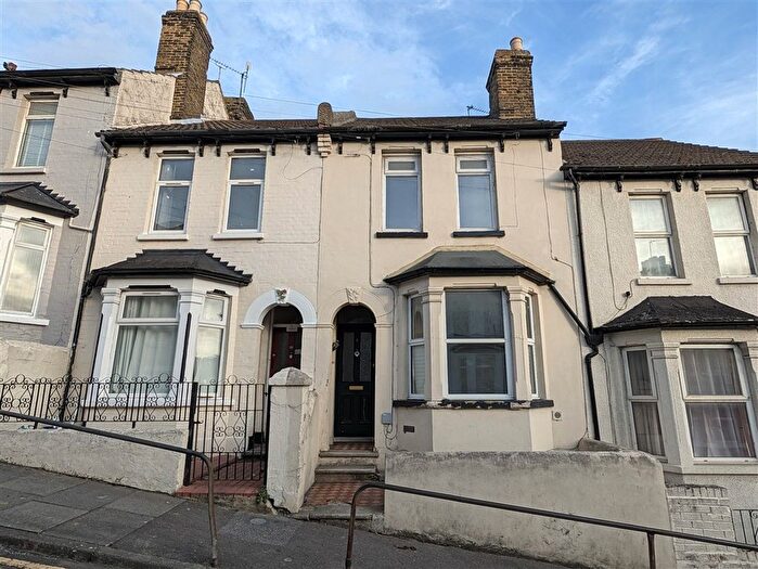 1 Bedroom Flat For Sale In Institute Road, Chatham, ME4