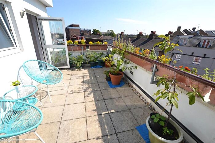 1 Bedroom Flat For Sale In Bellamy Court, Broomfield Road, CM1