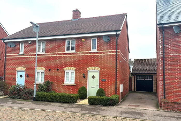 3 Bedroom Semi Detached House For Sale In Meadowsweet Way, Stotfold, Hitchin, SG5