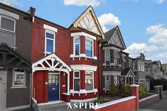 1 Bedroom Flat For Sale In Silverdale Avenue, Westcliff-On-Sea, SS0
