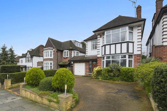 4 Bedroom Detached House To Rent In Powys Lane, Southgate, N14