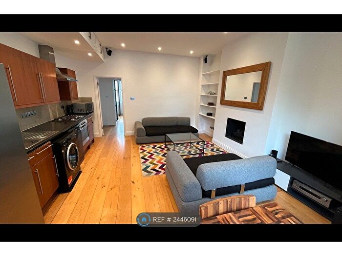 2 Bedroom Flat To Rent In Godolphin Road, London, W12