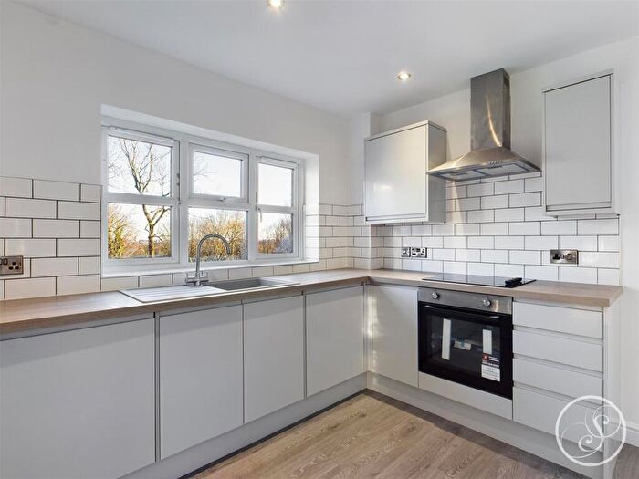 2 Bedroom Flat To Rent In Parkwood Court, Roundhay, LS8