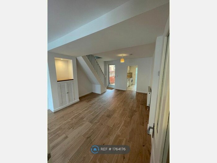 3 Bedroom Terraced House To Rent In Pitcroft Avenue, Reading, RG6