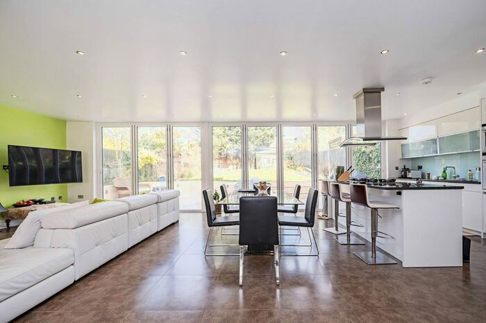 7 Bedroom Property To Rent In Basing Hill, Golders Green, London, NW11